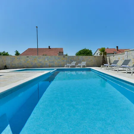 Sara 4* Villa Benkovac